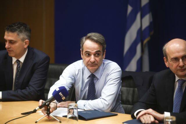 Επίσκεψη του πρωθυπουργού στο υπουργείο Υποδομών και Μετοφορών