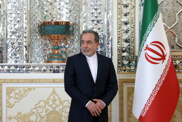 Ιρανός ΥΠΕΞ: Είμαστε ανοικτοί σε «έμμεσες» διαπραγματεύσεις με τις ΗΠΑ