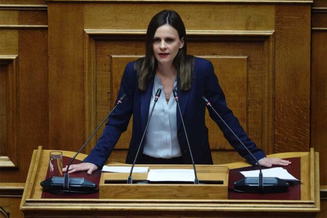 Πρόταση δυσπιστίας – Έφη Αχτσιόγλου: «Η κυβέρνηση αποφάσισε για την αλλοίωση του χώρου του εγκλήματος»