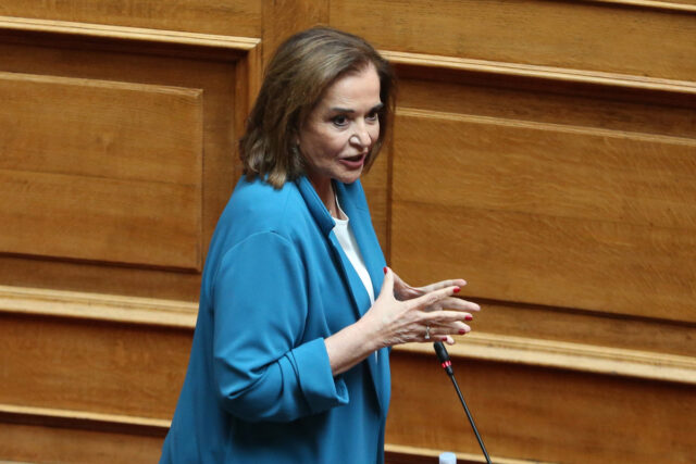 Πρόταση μομφής – Ντόρα Μπακογιάννη σε αντιπολίτευση: «Το επίπεδο σας αδικεί τα 57 θύματα των Τεμπών»