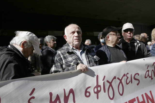 Παναττική συγκέντρωση διαμαρτυρίας συνταξιούχων στο Υπουργείο Εργασίας