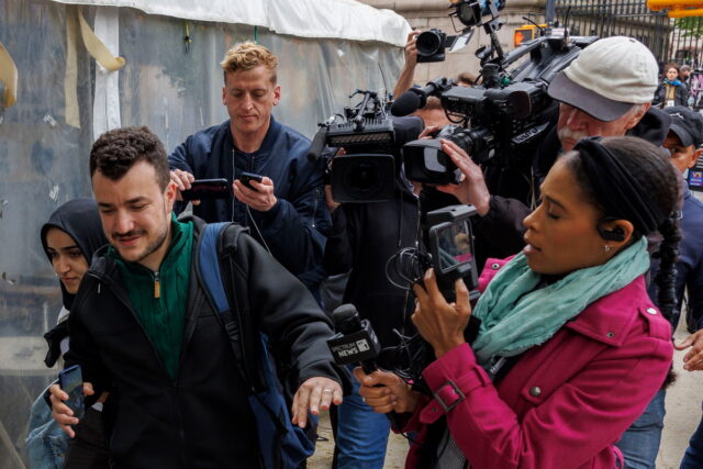 ΗΠΑ: Εβραίοι ακτιβιστές υπέρ της Παλαιστίνης έκαναν καθιστική διαμαρτυρία στον Trump Tower