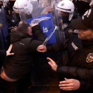 Τουρκία: Χρήση πλαστικών σφαιρών και δακρυγόνων στη συγκέντρωση υπέρ του Ιμάμογλου