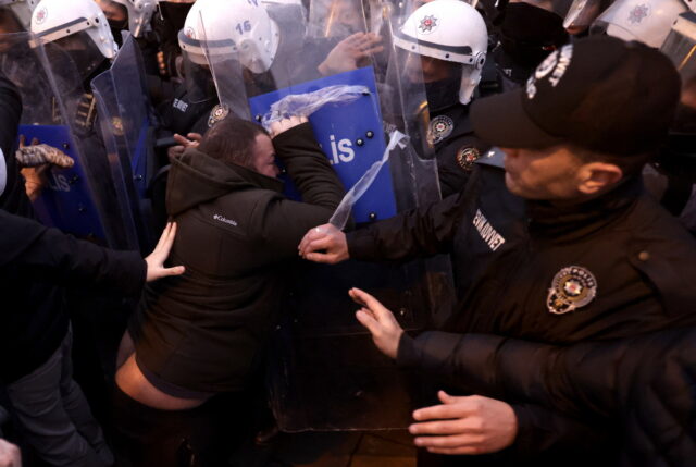 Τουρκία: Χρήση πλαστικών σφαιρών και δακρυγόνων στη συγκέντρωση υπέρ του Ιμάμογλου