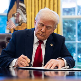 Δασμοί Τραμπ: Σε ισχύ το 104% στην Κίνα – Ανησυχία για μεγαλύτερο εμπορικό πόλεμο