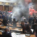 Σερβία: Καπνογόνα από βουλευτές της αντιπολίτευσης μέσα στο κοινοβούλιο [ΒΙΝΤΕΟ]