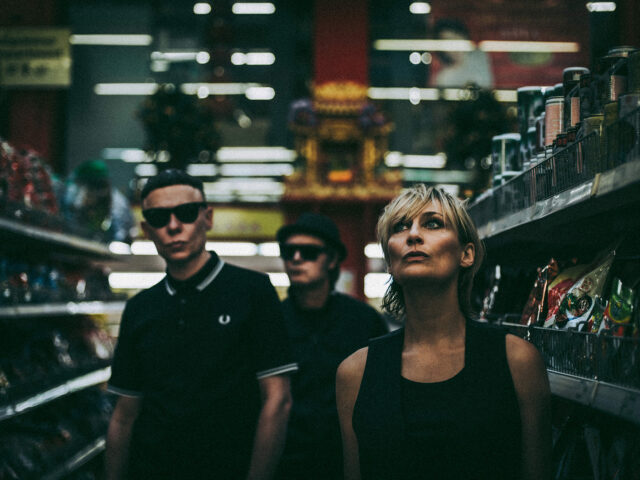 Η Geike Arnaert τον Απρίλιο στην Ελλάδα με τους Hooverphonic: «Ήταν απλώς η στιγμή να ξανασυνδεθούμε»