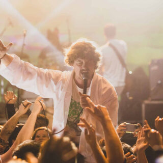 Fat Dog στο Ρομάντσο: Χάος, ιδρώτας και η συναυλία που θα λέμε ότι ζήσαμε