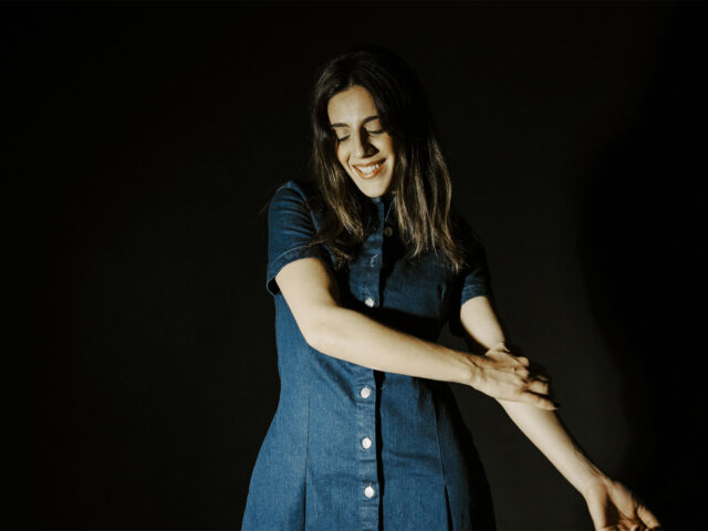 Η Βασιλική Μιχαλοπούλου θέλει μέσα από κάθε τραγούδι να εξερευνά ένα διαφορετικό συναίσθημα, μια κοινωνική ανησυχία