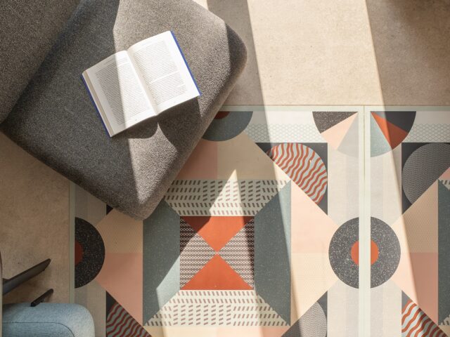 Με θέα στο λιμάνι της Σύρου, το Kratisti Apartment αντανακλά τη γοητεία του νησιού