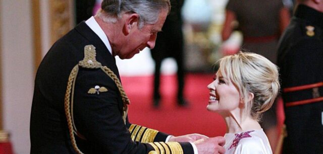 Ο Βασιλιάς Κάρολος χορεύει με… Kylie [ΒΙΝΤΕΟ]