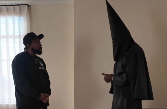 Ο Κάνιε Γουέστ εμφανίστηκε με κουκούλα αλά «Κου Κλουξ Κλαν» [ΒΙΝΤΕΟ]