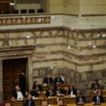 Πρόταση δυσπιστίας: Πέταξαν τρικάκια κατά την έναρξη της ομιλίας του Κ. Μητσοτάκη