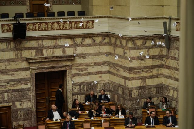 Πρόταση δυσπιστίας: Πέταξαν τρικάκια κατά την έναρξη της ομιλίας του Κ. Μητσοτάκη