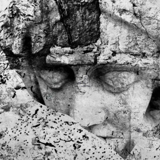 Η Μαρία Καρυστιανού δεν ζητά «απλώς» Δικαιοσύνη. Μας παρακινεί ν’ αναστήσουμε τα πιο βαριά μας αγάλματα   