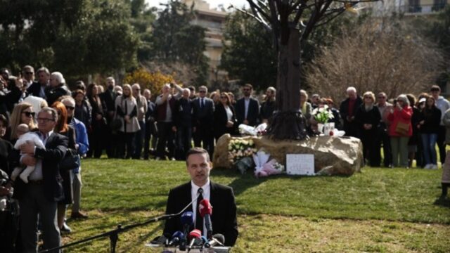 Έγιναν τα αποκαλυπτήρια του Μνημείου του δήμου Αθηναίων για τα 57 θύματα των Τεμπών