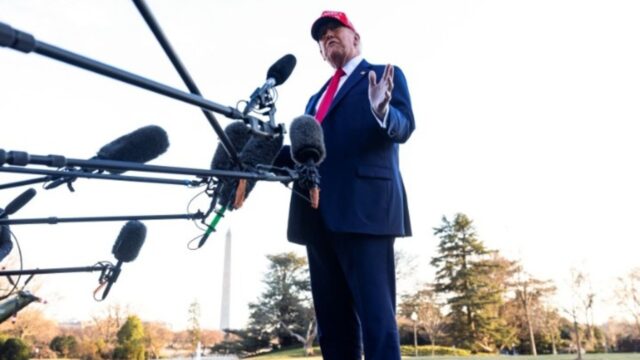 Ο Τραμπ το κάνει επίσημο, τα αγγλικά αναγνωρίζονται ως η επίσημη γλώσσα της Αμερικής