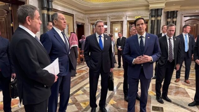 Ρώσοι και Αμερικανοί συναντώνται στο Ριάντ για να συζητήσουν ενδεχόμενη εκεχειρία στην Ουκρανία