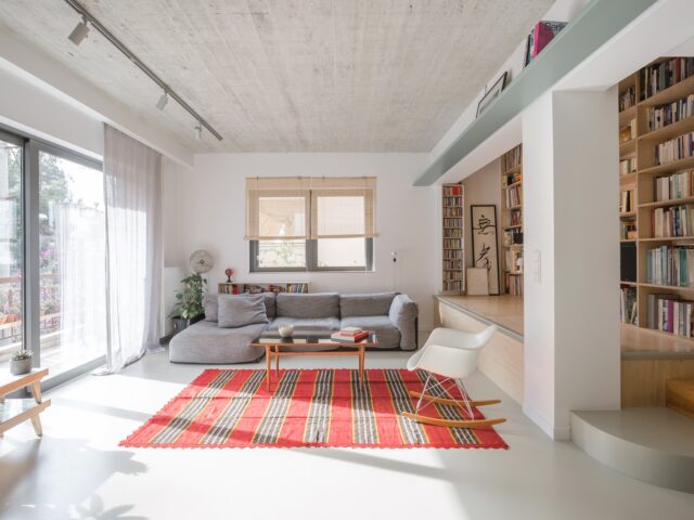 Ένας χώρος γραφείων στο κέντρο της Αθήνας μετατράπηκε σε μοντέρνα οικογενειακή κατοικία