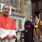 Βατικανό: Αποσύρεται από το κονκλάβιο ο καρδινάλιος Μπέτσιου
