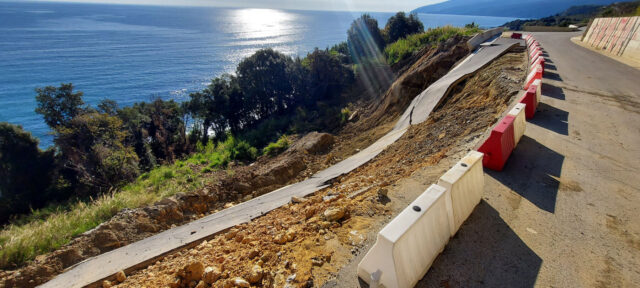 Κατέρρευσε λίγο πριν παραδοθεί ο νέος παραλιακός δρόμος στη Θεσσαλία