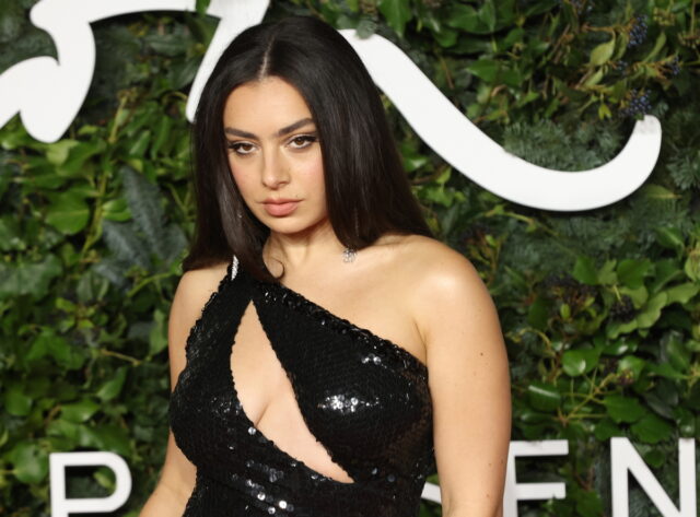 Η Charli xcx πρωταγωνίστρια και παραγωγός στην νέα ταινία του Τακάσι Μίικε
