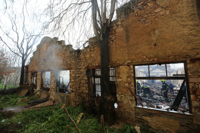 Άνω Πατήσια: Σε ύφεση η φωτιά σε εγκαταλελειμμένο εργοστάσιο