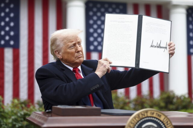 ΗΠΑ: Παγκόσμιο σοκ από τους δασμούς Τραμπ