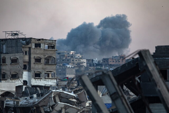 Γάζα: 14 νεκροί και πολλοί εγκλωβισμένοι κάτω από τα ερείπια μετά από ισραηλινό βομβαρδισμό στην Τζαμπάλια