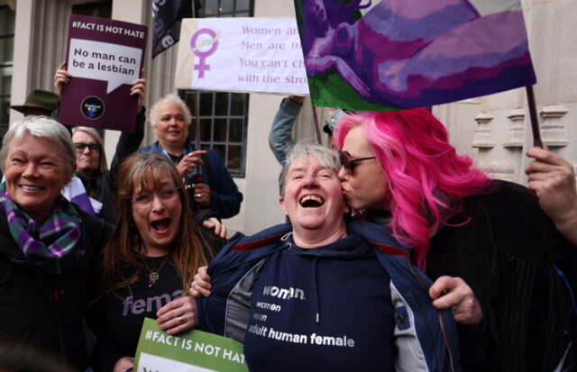 Βρετανία: Το Ανώτατο Δικαστήριο αποκλείει τις τρανς από τον νομικό όρο της γυναίκας