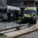 Ασθενοφόρο έπεσε σε κολώνα στο κέντρο της Αθήνας – Καταπλακώθηκαν δύο πεζοί