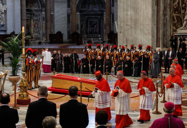 Βατικανό: Στη Βασιλική του Αγίου Πέτρου το σκήνωμα του πάπα Φραγκίσκου [LIVE]
