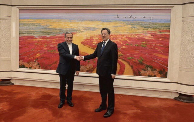 Ο Ιρανός ΥΠΕΞ επισκέπτεται το Πεκίνο για να επιβεβαιώσει τη στρατηγική συνεργασία Ιράν-Κίνας