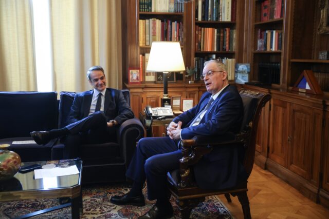 Πρώτη συνάντηση Μητσοτάκη – Τασούλα στο Προεδρικό Μέγαρο