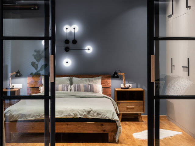 Ένα open space διαμέρισμα στα Εξάρχεια, με φυσικά υλικά και λιτές γραμμές