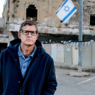 The Settlers: Στο χάος του κυνισμού, με τον φακό στον θύτη