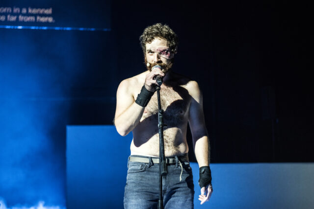 «Τα σκυλιά»: Αλλαγή στη διανομή της παράστασης – Ο Ερντογάν απαγορεύει την έξοδο από τη χώρα σε Τούρκο ηθοποιό