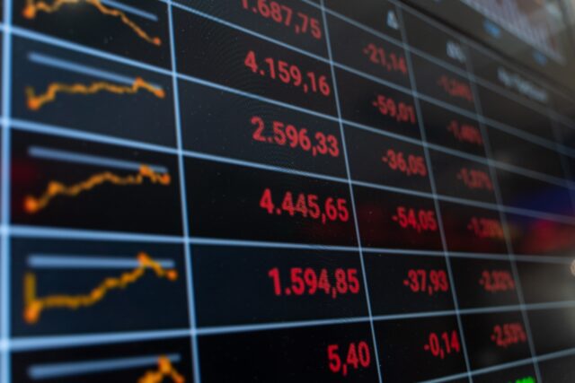 Χρηματιστήριο: Ισχυρές πιέσεις στις μετοχές λόγω δασμών