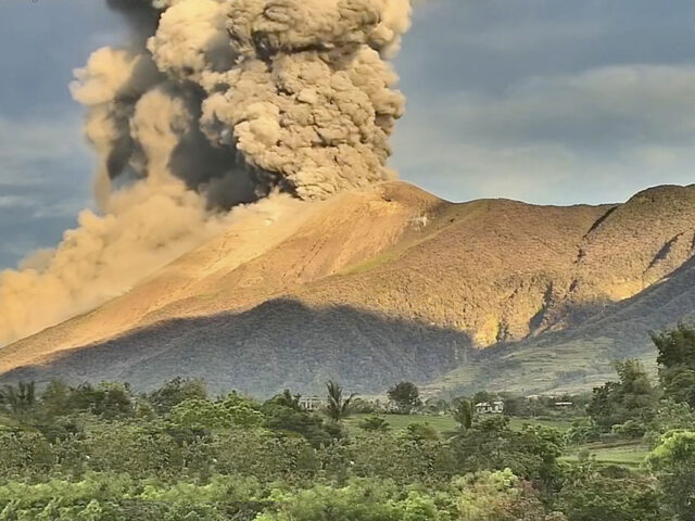 Εξερράγη το ηφαίστειο Κανλάον – Εντυπωσιακές εικόνες με την τέφρα να φτάνει τα 4 χιλιόμετρα ύψος