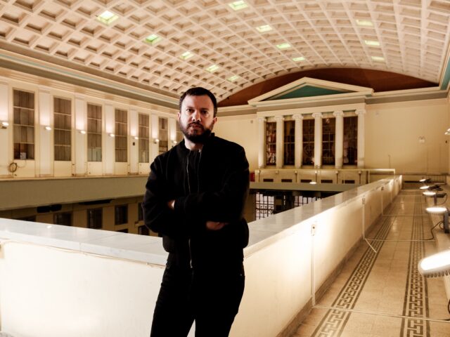 Νίκο Γαλενιανέ, τι γυρεύουν οι CHÓRES στο νέο σου έργο στο παλιό Χρηματιστήριο;