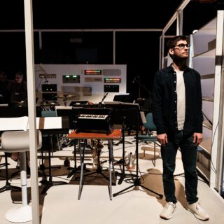 Ο Ορέστης Παπαϊωάννου γράφει μουσικές για μια όπερα που κοιτάζει τολμηρά την οθόνη της