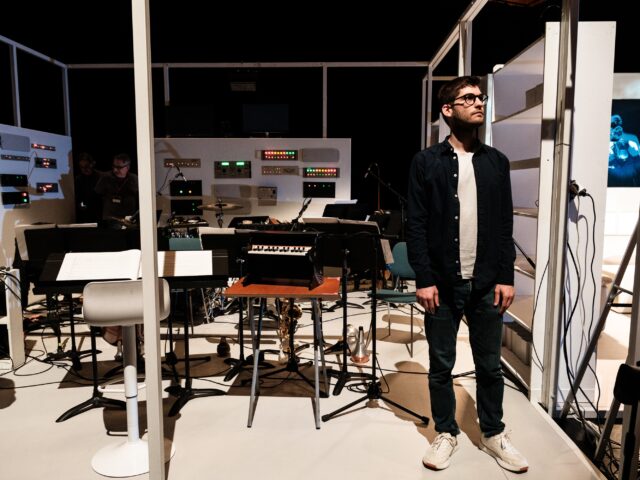 Ο Ορέστης Παπαϊωάννου γράφει μουσικές για μια όπερα που κοιτάζει τολμηρά την οθόνη της