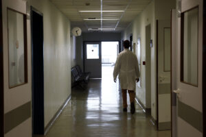 Θεσσαλονίκη: Άγριος καβγάς σε νοσοκομείο μεταξύ επισκεπτών και νοσηλευτή