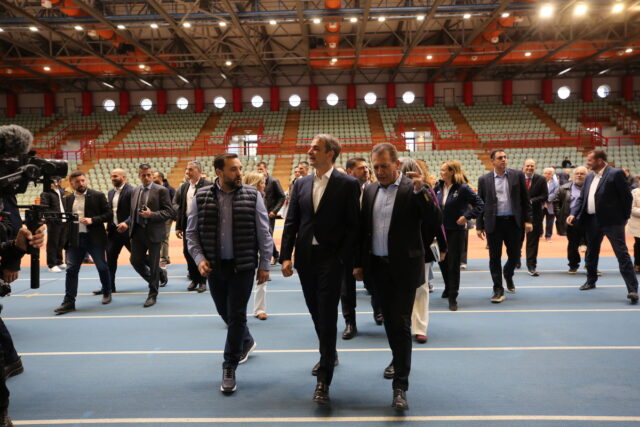 Επίσκεψη Μητσοτάκη στα ανακαινισμένα γήπεδα στίβου και ξιφασκίας στην Παιανία