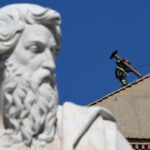 Βατικανό: Τοποθετήθηκε η καπνοδόχος για την έναρξη του κονκλαβίου