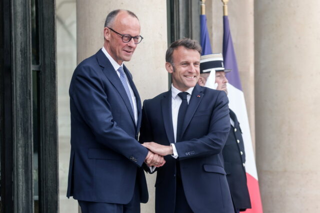 Πρώτη επίσημη επίσκεψη του καγκελάριου Μέρτς στο Παρίσι – Συναντήθηκε με τον Μακρόν
