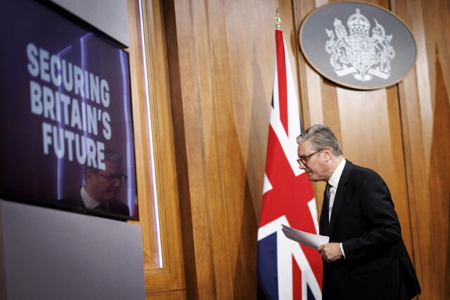 Η Βρετανία σκληραίνει τη στάση της στο μεταναστευτικό