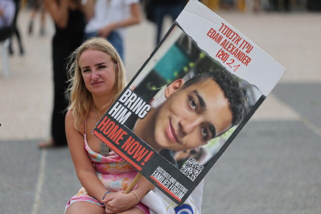 Απελευθερώθηκε από την Χαμάς ο Αμερικανοϊσραηλινός όμηρος Ίνταν Αλεξάντερ