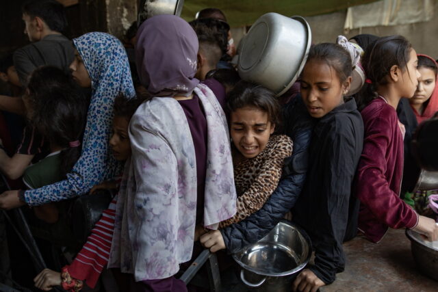 Ο ΟΗΕ άρχισε να διανέμει βοήθεια στη Γάζα