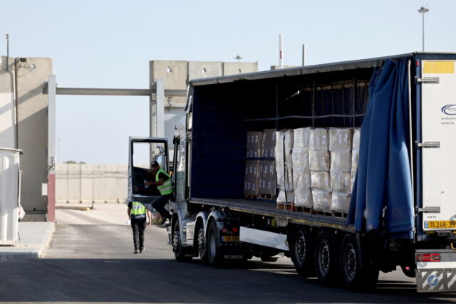 Αλεύρι και βρεφικές τροφές φθάνουν στη Γάζα – Νέα ισραηλινά πλήγματα σε νοσοκομείο